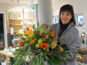 Die Gewinnerin der DEW-Kontrollwaage Heidi Suedes mit dem Gewinner-Strauß, gebunden von der Vizemeisterin der Deutschen Floristen 2016, Sarah Hasenhündl
