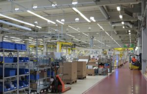 Blick in die Produktionshalle von Schneider Electric in Regensburg