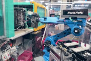Roboter zwischen Spritzgussmaschine und Kontrollwaage
